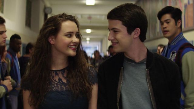 The T-shit grey Clay Jensen (Dylan Minnette) in 13 Reasons Why