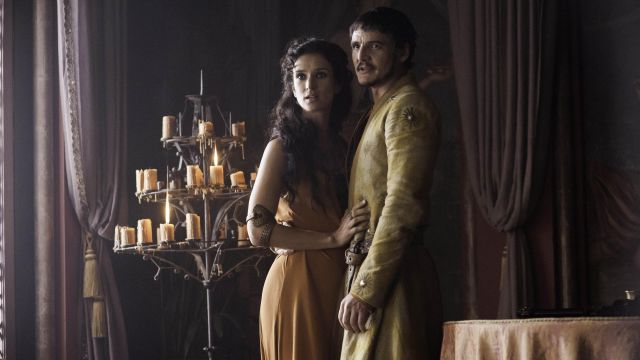 Le manteau-robe jaune de Oberyn Martell (Pedro Pascal) dans Game of Thrones S04E01
