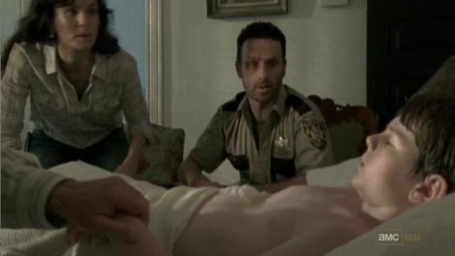 Les badge & étoile de Shérif de Rick Grims (Andrew Lincoln) dans The Walking Dead (S02E03)