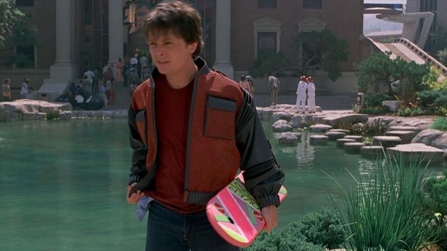 Le fameux Hoverboard de Marty McFly (Michael J. Fox) dans Retour vers le futur II