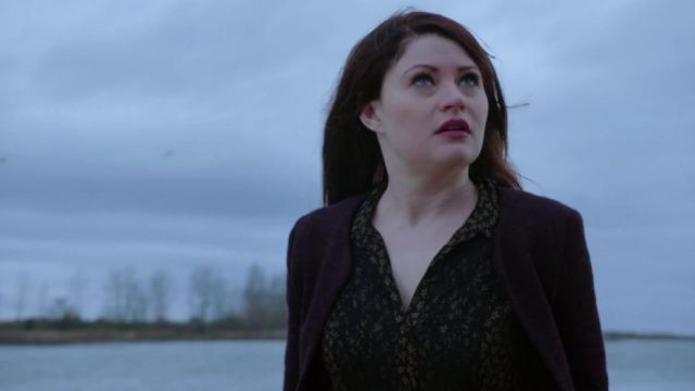the shirt with lace and transparency of Belle (Emilie de Ravin) in Once Upon a time