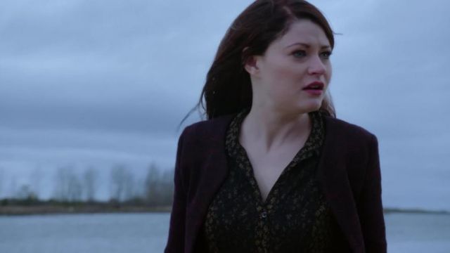 the shirt with lace and transparency of Belle (Emilie de Ravin) in Once Upon a time
