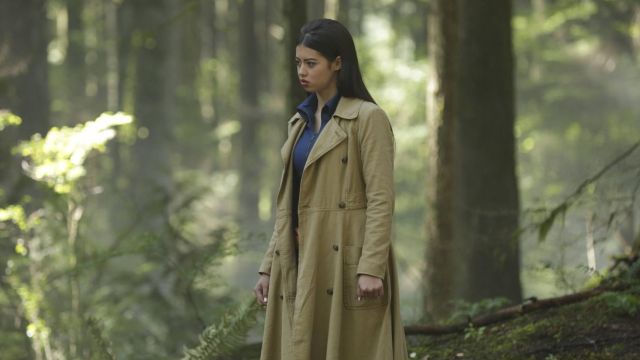 The trench coat Free People of Kerry Loudermilk (Amber Midthunder) on Legion S01E04