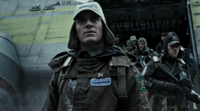 L'écusson de l'équipage Covenant Weyland Corp de Daniel (Michael Fassbender) dans Alien : Covenant
