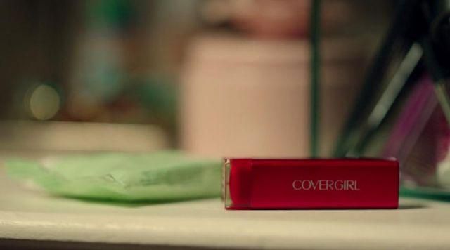 The lipstick Seduce Scarlet of Covergirl Betty Cooper (Lili Reinhart) in Riverdale S01E03
