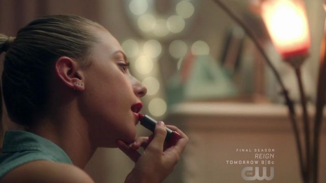 The red lips CoverGirl Colorlicious of Betty Cooper (Lili Reinhart) in Riverdale S01E03