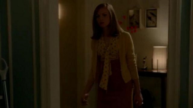 La blouse jaune imprimée à nœud portée par Emma Pills­bury (Jayma Mays) dans Glee (S05E03)