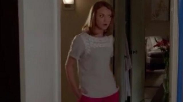 Le t-shirt gris Madewell porté par Emma Pills­bury (Jayma Mays) dans Glee (S05E10)