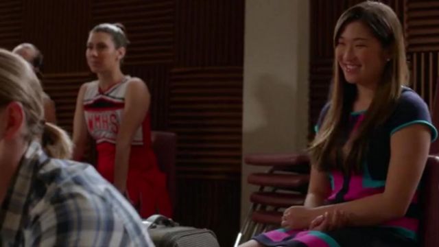la robe géométrique de Tina Co­hen-Chang (Jenna Ush­ko­witz) dans Glee