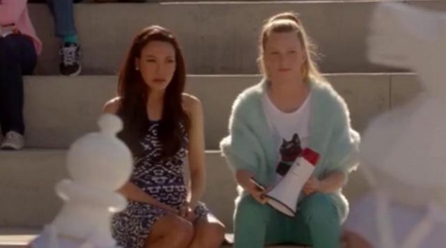 Le t-shirt chat Marc Jacobs porté par Brittany Pierce (Heather Morris) dans Glee (Saison 5 Épisode 12)