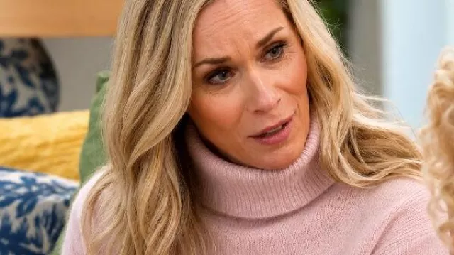 Pull rose porté par Leanne (Leanne Morgan) dans Leanne (S02)