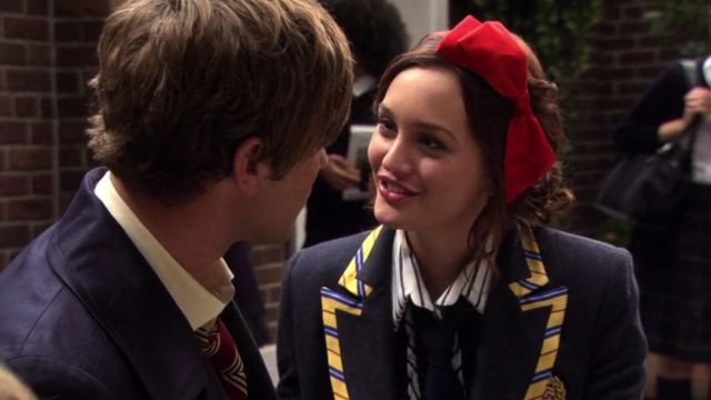 Le serre tête  en satin à noeud rouge porté par Blair Waldorf (Leighton Meester) dans Gossip Girl S01E07