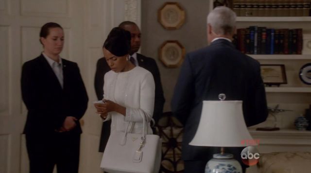 Le sac blanc Prada de Olivia Pope (Kerry Washington) dans Scandal