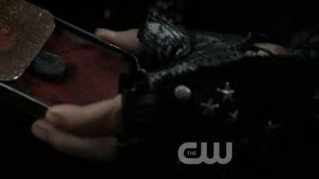 Gloves studded and starred by Clarke Griffin (Eliza Taylor) in The 100 S03E13