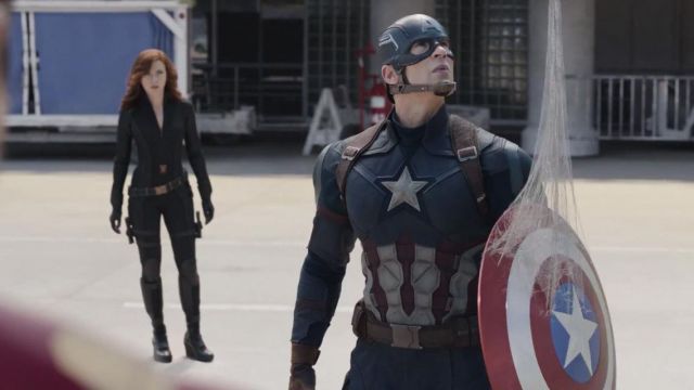 The shield of Captain America (Chris Evans) in Captain America : Civil War