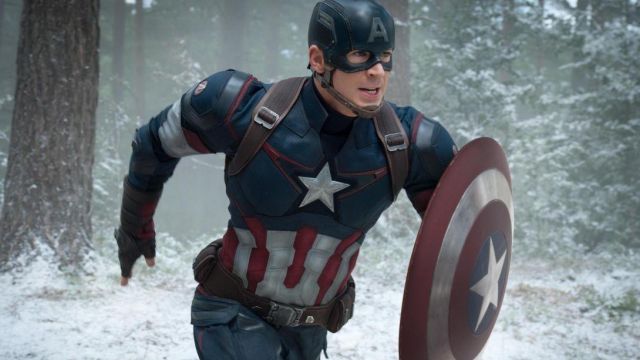 Le bouclier de Captain America / Steve Rogers (Chris Evans) dans Avengers : L'Ère d'Ultron