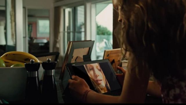 The Sony tablet in survival Instinct (The Shallows)