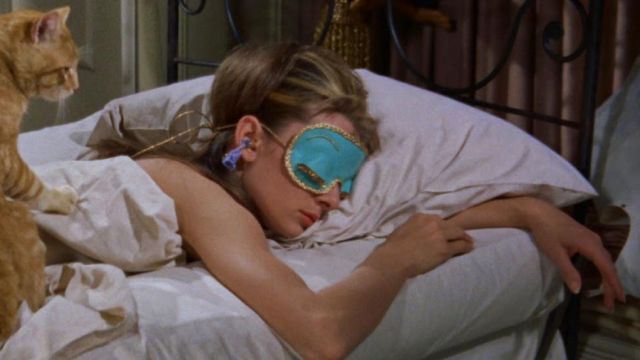 The sleep mask Holly Golightly (Audrey Hepburn) in Diamonds on sofa