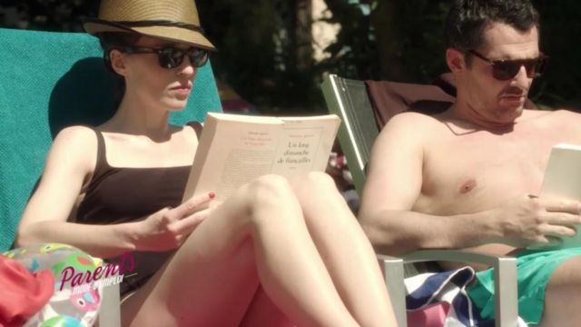 Le livre Un long dimanche de fiançailles lu par Isa Martinet (Alix Poisson) dans Parents Mode d'emploi