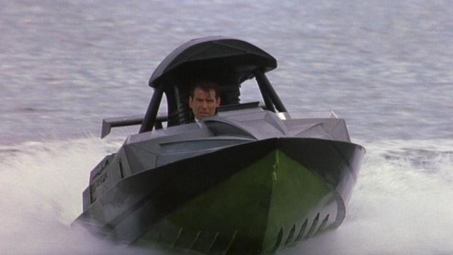 L'authentique Q Boat piloté par James Bond (Pierce Brosnan) dans Le monde ne suffit pas