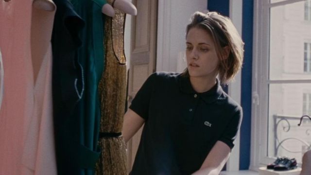 Le polo noir Lacoste de Maureen Cartwright (Kristen Stewart) dans Personal Shopper
