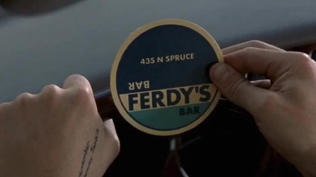 The sub bock of the Ferdy s Bar in Leonard Shelby Guy Pearce in