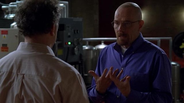 L'authentique look, chemise bleue et pantalon, porté par Walter White (Bryan Cranston) dans la série Breaking Bad (Saison 3 Épisode 8)