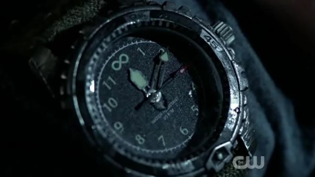 The watch of Clarke with the symbol of the flame in The 100