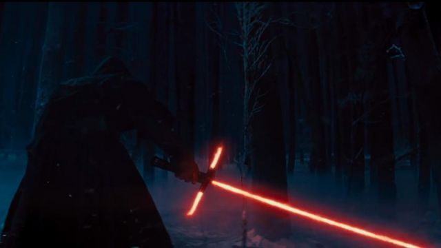 La réplique officielle du sabre laser de Kylo Ren (Adam Driver) dans Star Wars VII