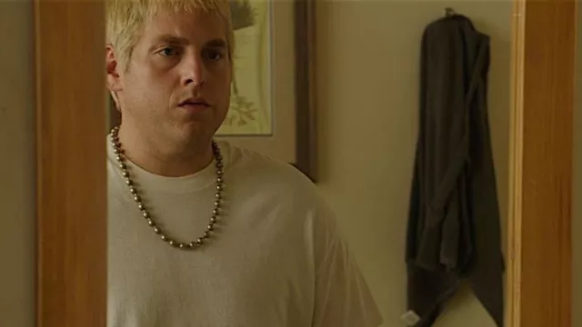 The authentic white t-shirt and jeans outfit worn by Schmidt (Jonah Hill) in the movie 22 Jump Street