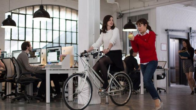 La bicyclette Brooklyn Bicycle co. de Jules Ostin (Anne Hathaway) dans Le nouveau stagiaire