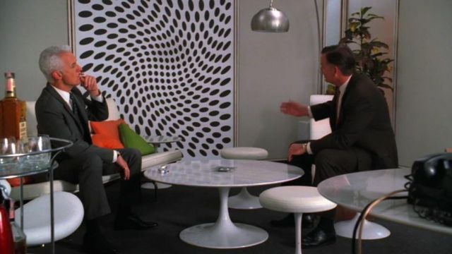 La table basse Tulip dans le bureau de Roger Sterling (John Slattery) dans Mad Men