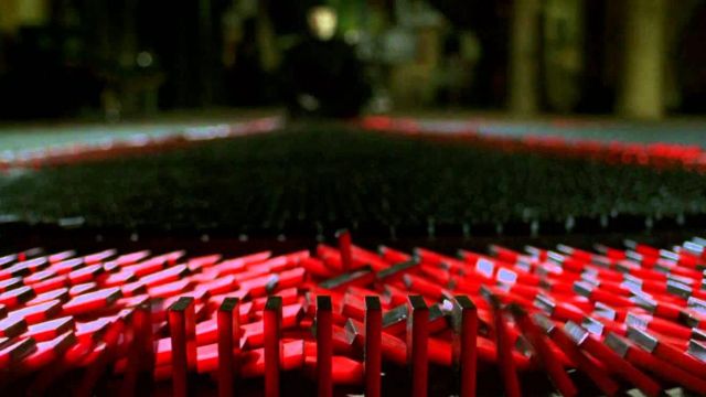 Les dominos originaux rouges et noirs de V (Hugo Wea­ving) dans le film V pour Vendetta