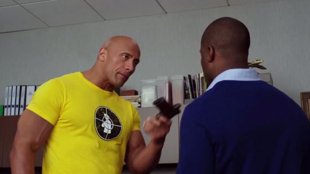 Le t-shirt jaune Public Enemy de Bob (Dwayne Johnson) dans Agents presque secrets