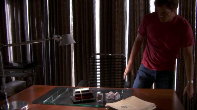 La lampe de bureau Tolomeo de Dexter Morgan (Michaël C. Hall) dans Dexter