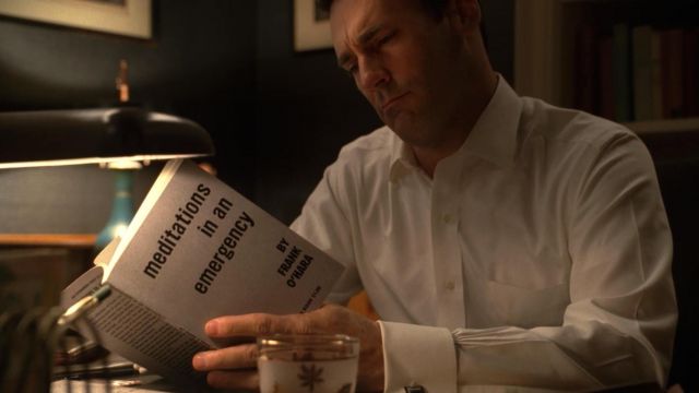 L'édition du livre "Meditations in an emergency" lu par Don Draper (Jon Hamm) dans Mad Men S02E01