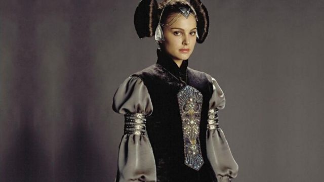 la broderie de la tunique de Padmé Amidala (Nathalie Portman) dans Star Wars I : La Menace Fantôme