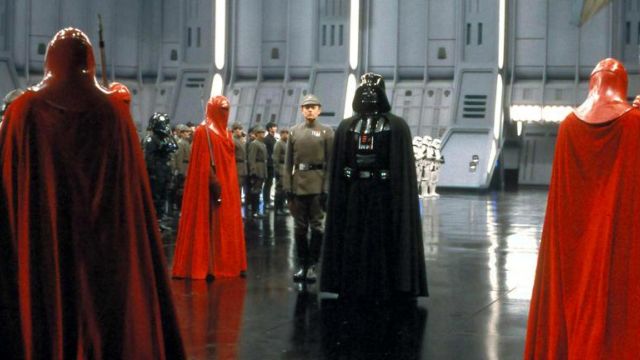atomar Få lugtfri The red suit of Imperial Guard in Star Wars IV : A New Hope | Spotern