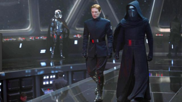 The tunic hoody Kylo Ren (Adam Driver) in " Star Wars VII : The awakening of the force