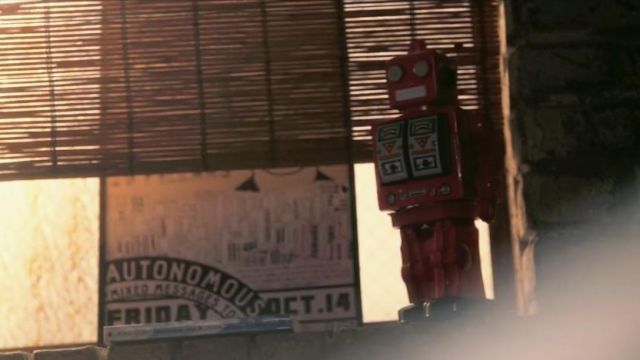 Le robot Space Walk Man robot de Sophia Marlowe (Britt Robertson) dans Girlboss