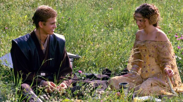 La robe dorée de Padmé Ami­dala (Nathalie Portman) dans Star Wars I : La Menace