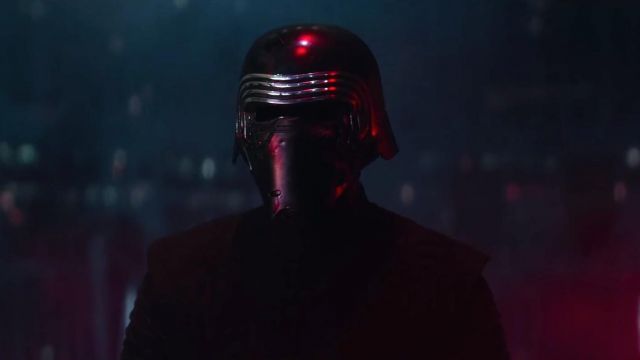 La réplique (changeur de voix / Hasbro) du casque de Kylo Ren (Adam Driver) dans Star Wars VII