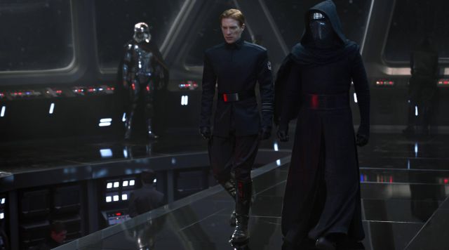 La tenue complète de Kylo Ren (Adam Driver) dans Star Wars VII : Le réveil de la force