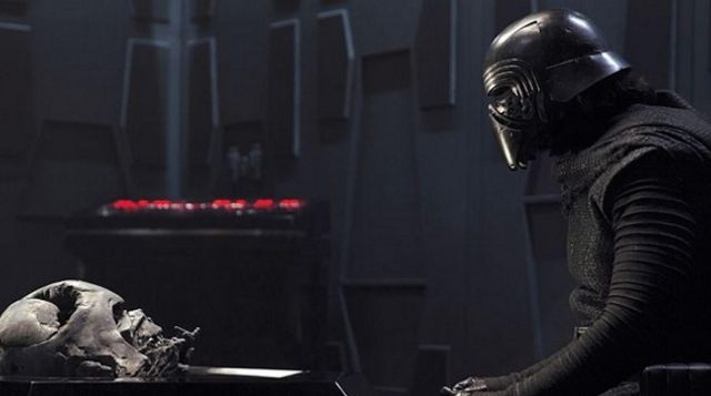 blik Verenigen Alternatief voorstel The helmet of Darth Vader crushed in Star Wars VII : the awakening of the  force | Spotern