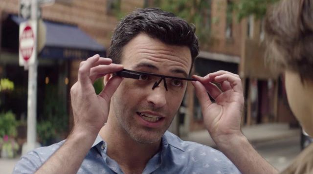 Les Google Glass de Brett (Reid Scott) dans Dean