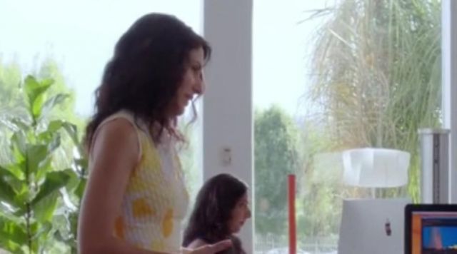 The white dress of Abby McCarthy (Lisa Edelstein) in Girlfriend''s guide to divorce S02E03