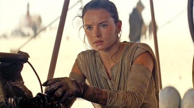 Les gants de Rey (Daisy Ridley) dans Star Wars VII : Le réveil de la force
