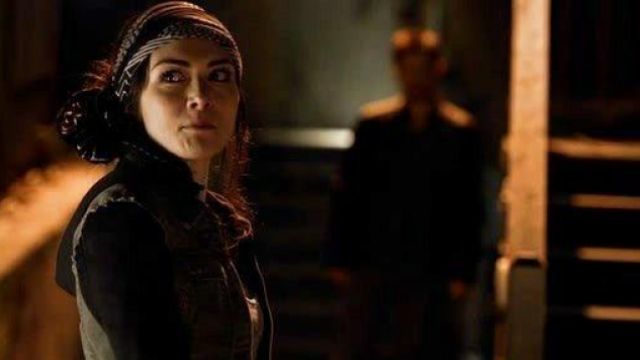 Sophie Deveraux (Daniella Pineda) les Gens Libres du foulard dans Les Originaux S1E1