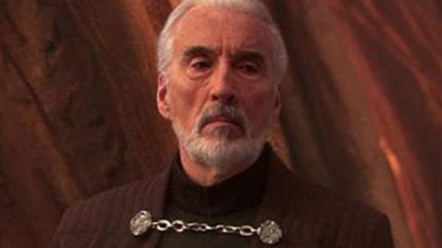 The clasp of the cape of count Dooku (Christopher Lee) in Star Wars II : attack of The clones