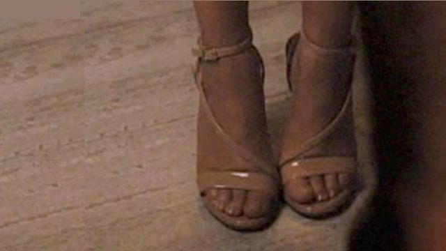 the sandals vernis beige Jane Villanueva (Gina Rodriguez) in Jane the virgin S03E18